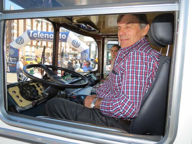 Samuel es el afortunado conductor de este gran furgón Pegaso, perteneciente a una empresa de desguaces leonesa.